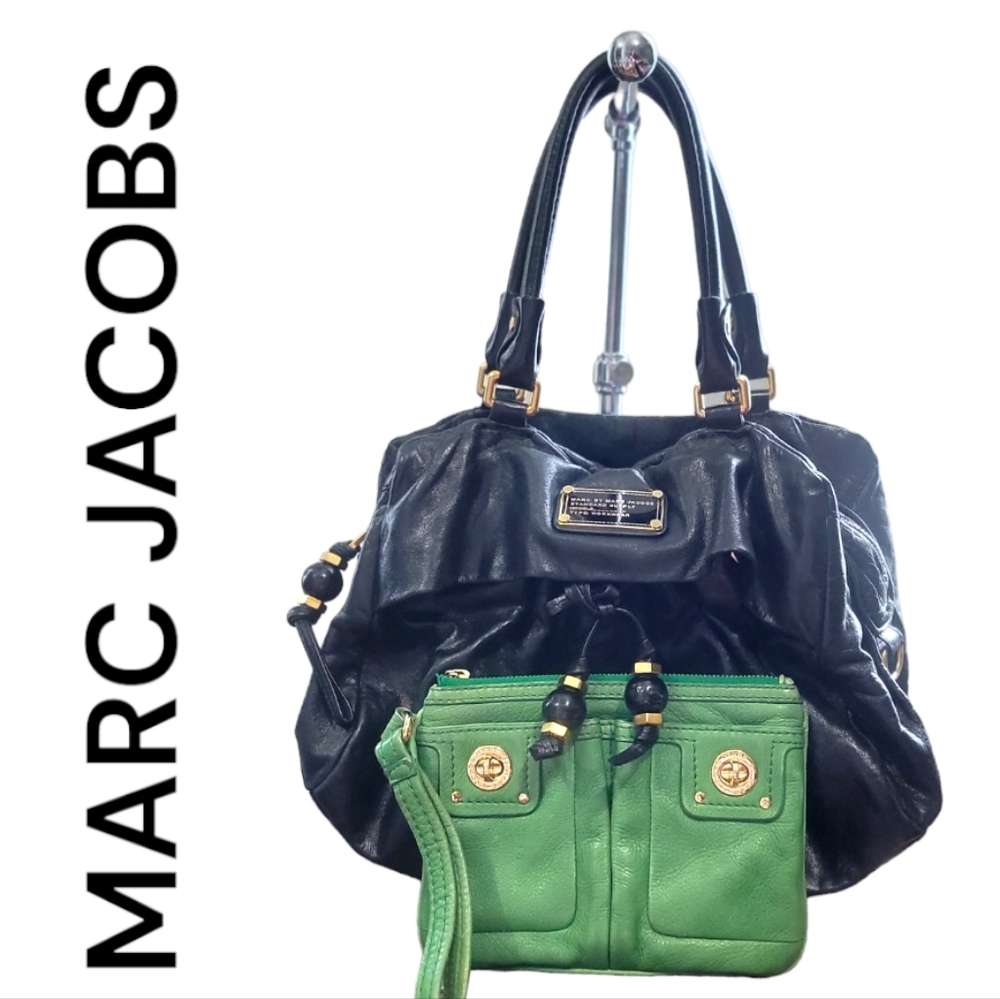 Marc Jacobs Cow Leather Shoulder bag with Free Green Wristlet